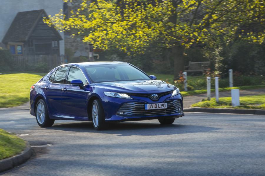  Toyota Camry Hybrid 2019 года  (UK) (фото 32 из 40)